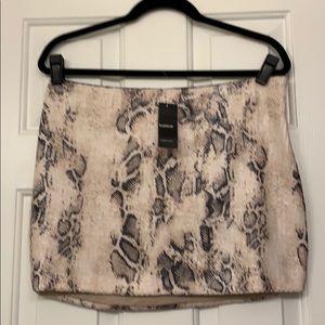 NWT BEBE SNAKESKIN MINISKIRT! L ❤️